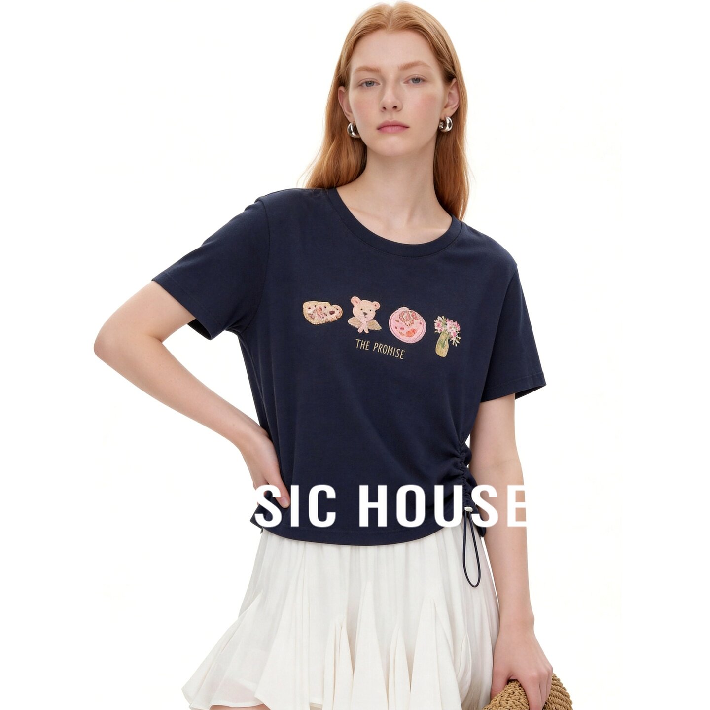 Basic House/百家好藏青色时尚卡通印花短袖不规则设计宽松T恤女
