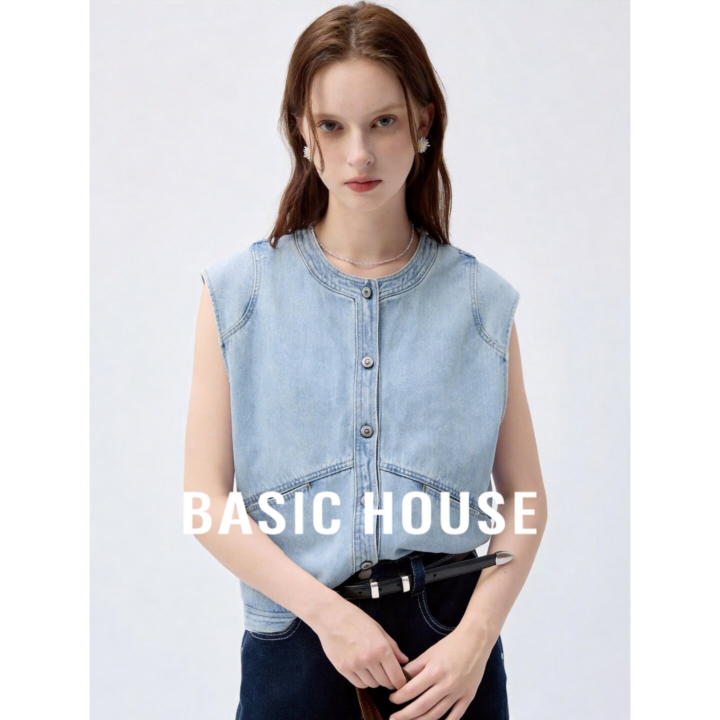 Basic House/百家好牛仔无袖上衣女圆领修身单排扣韩版极简浅蓝色