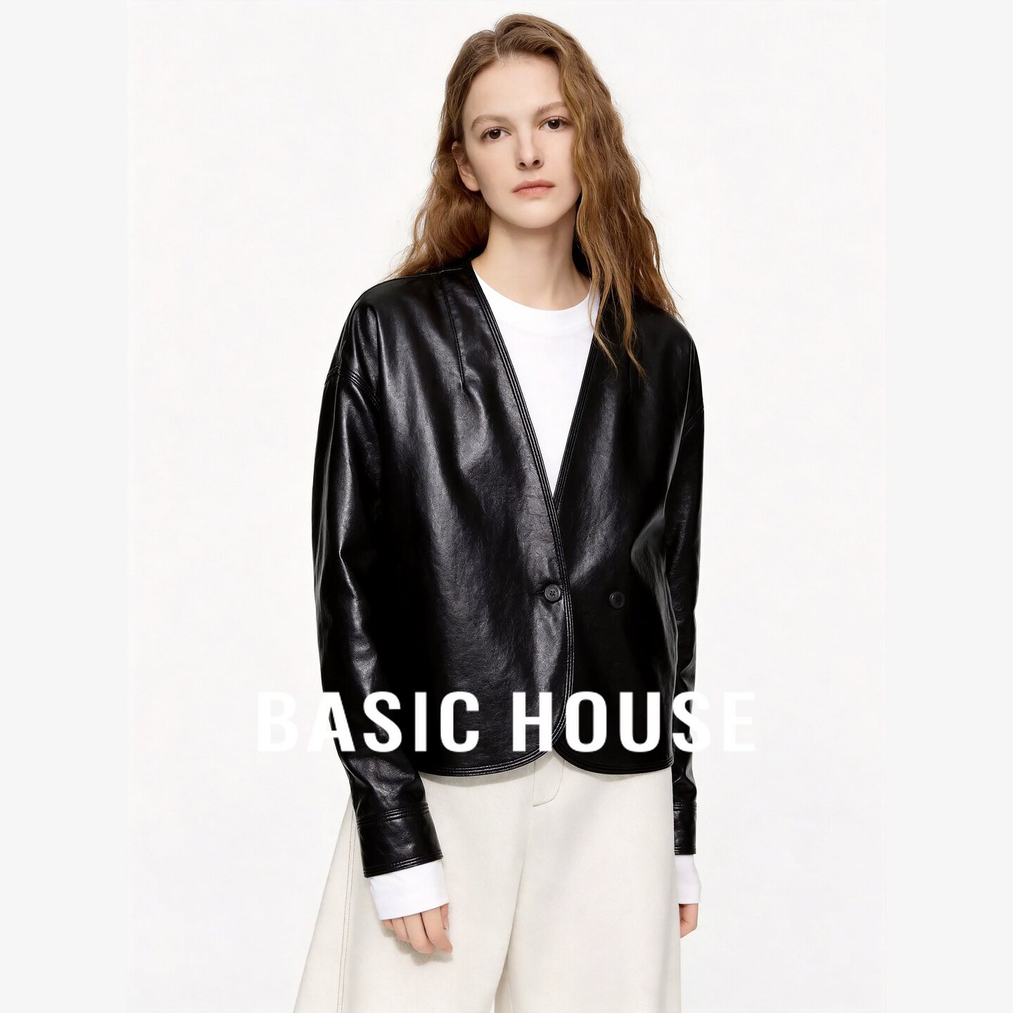 Basic House/百家好复古气质V领短款PU皮外套女装百搭轻奢风夹克