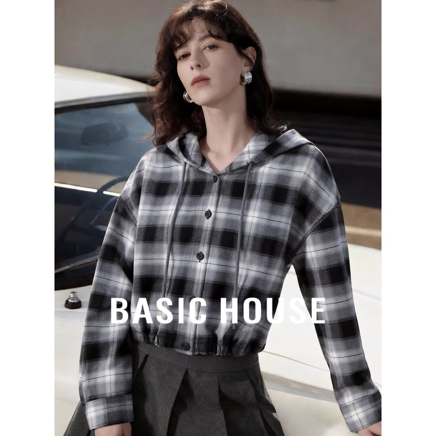 Basic House/百家好复古风格子衬衫女长袖连帽宽松抽绳短款上衣