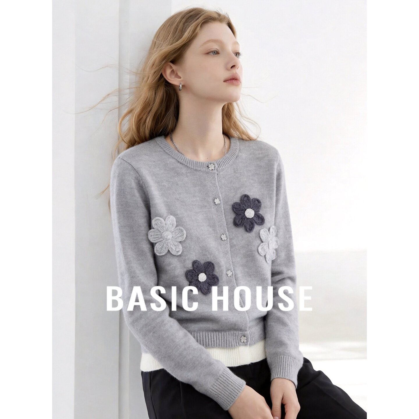 Basic House/百家好立体花朵装饰圆领短款宽松长袖女针织开衫秋季