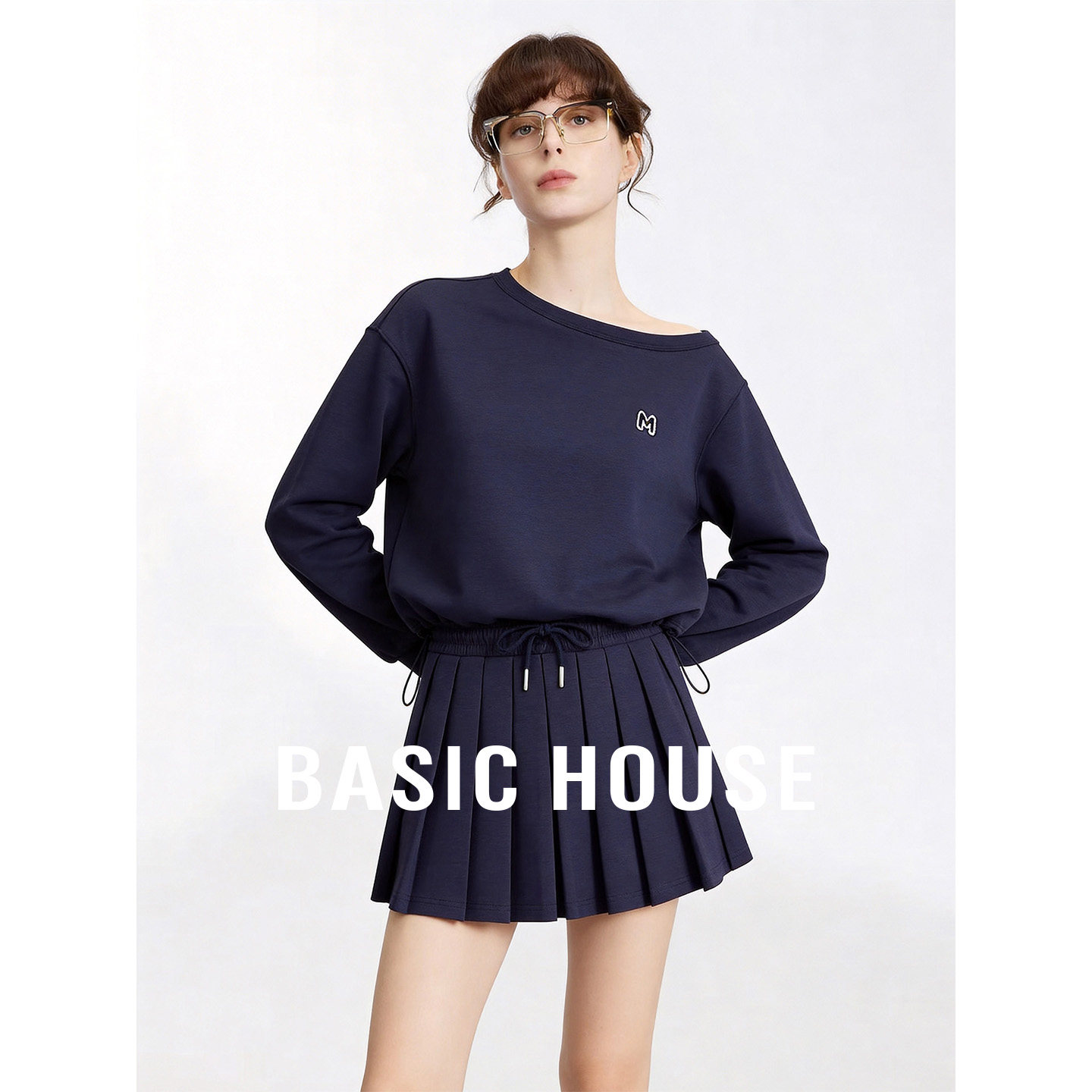 Basic House/百家好时尚休闲套装春露肩长袖上衣短款半身裙两件套