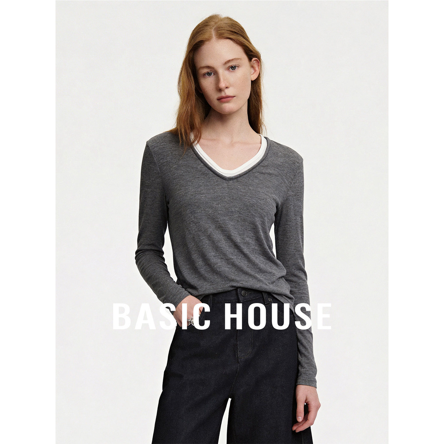 Basic House/百家好灰色V领假两件简约长袖T恤女夏季舒适打底衫