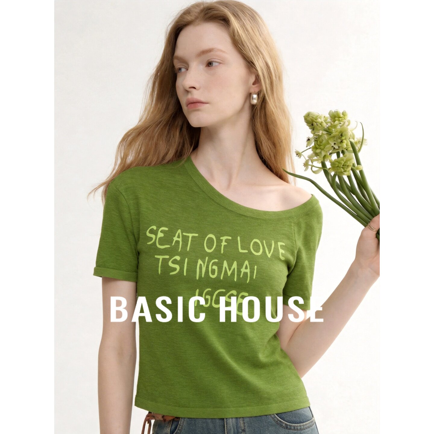 Basic House/百家好多巴胺绿色字母印花女短袖斜肩T恤休闲上衣