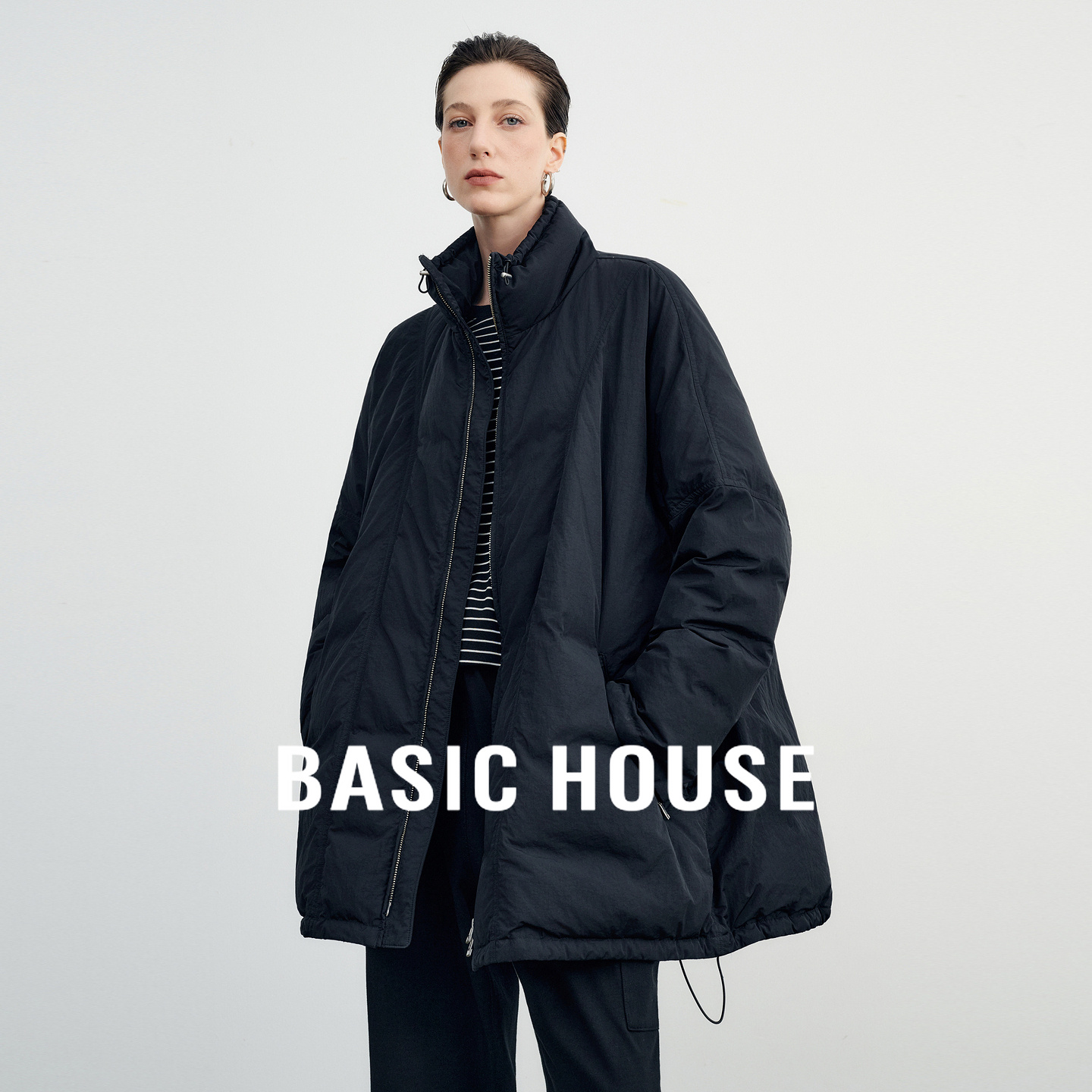 Basic House/百家好时髦黑色立领中长款羽绒服极简白鸭绒抽绳外套