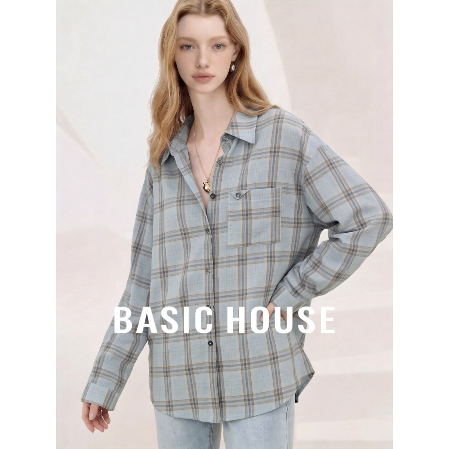 Basic House/百家好2026秋季浅蓝格纹翻领口袋宽松中长款长袖衬衫
