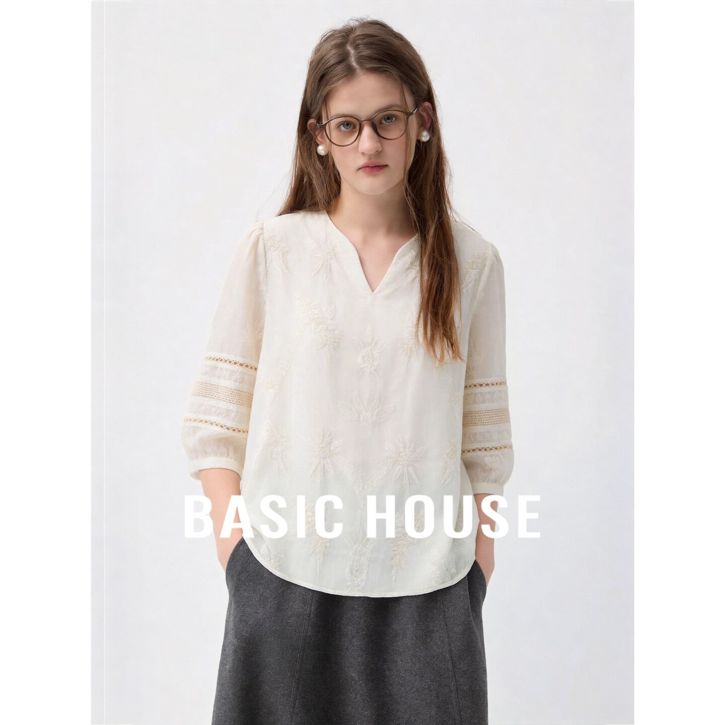 Basic House/百家好莱赛尔灯笼袖刺绣衬衫女白色V领日常百搭上衣