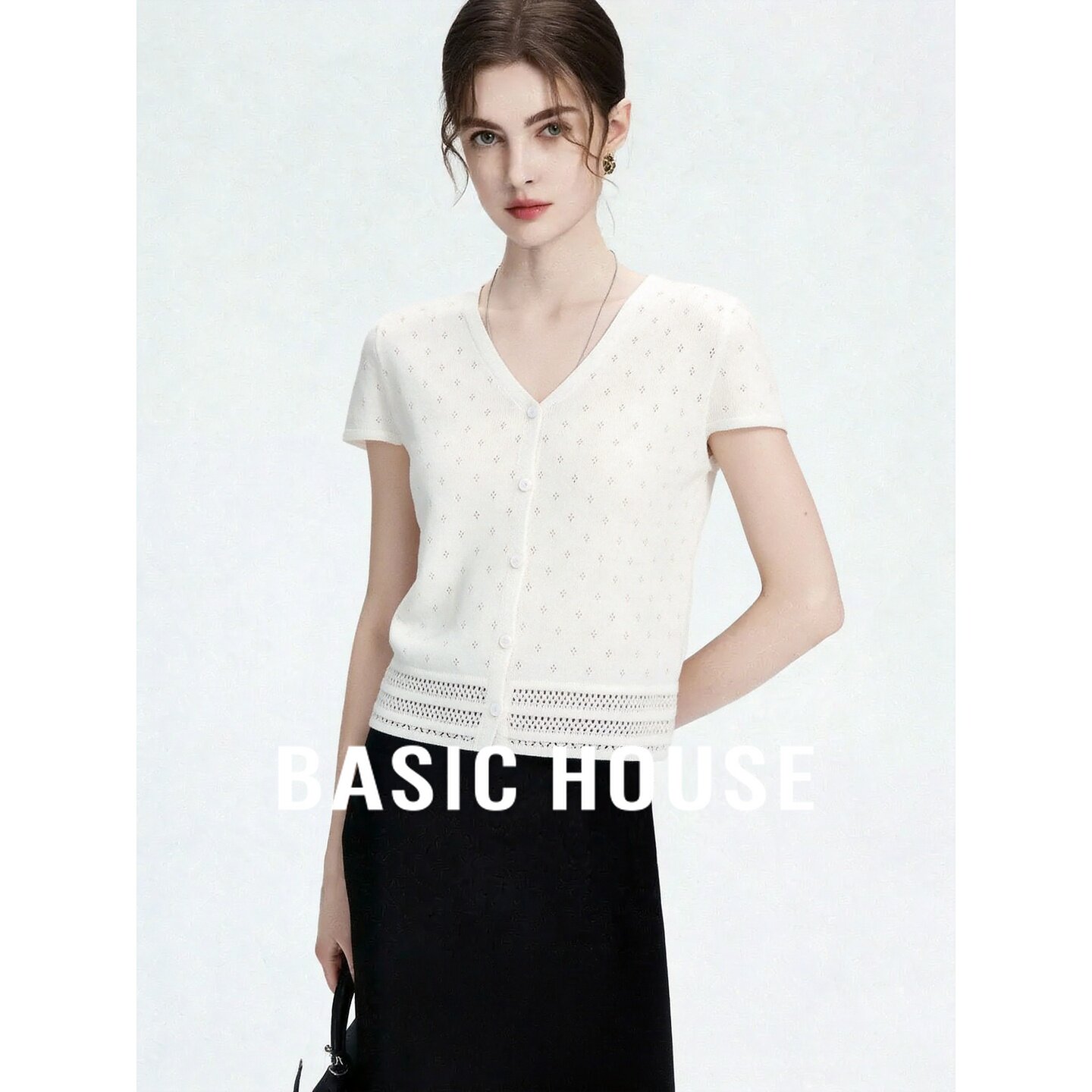 Basic House/百家好V领镂空短袖T恤女白色宽松套头短款上衣针织衫