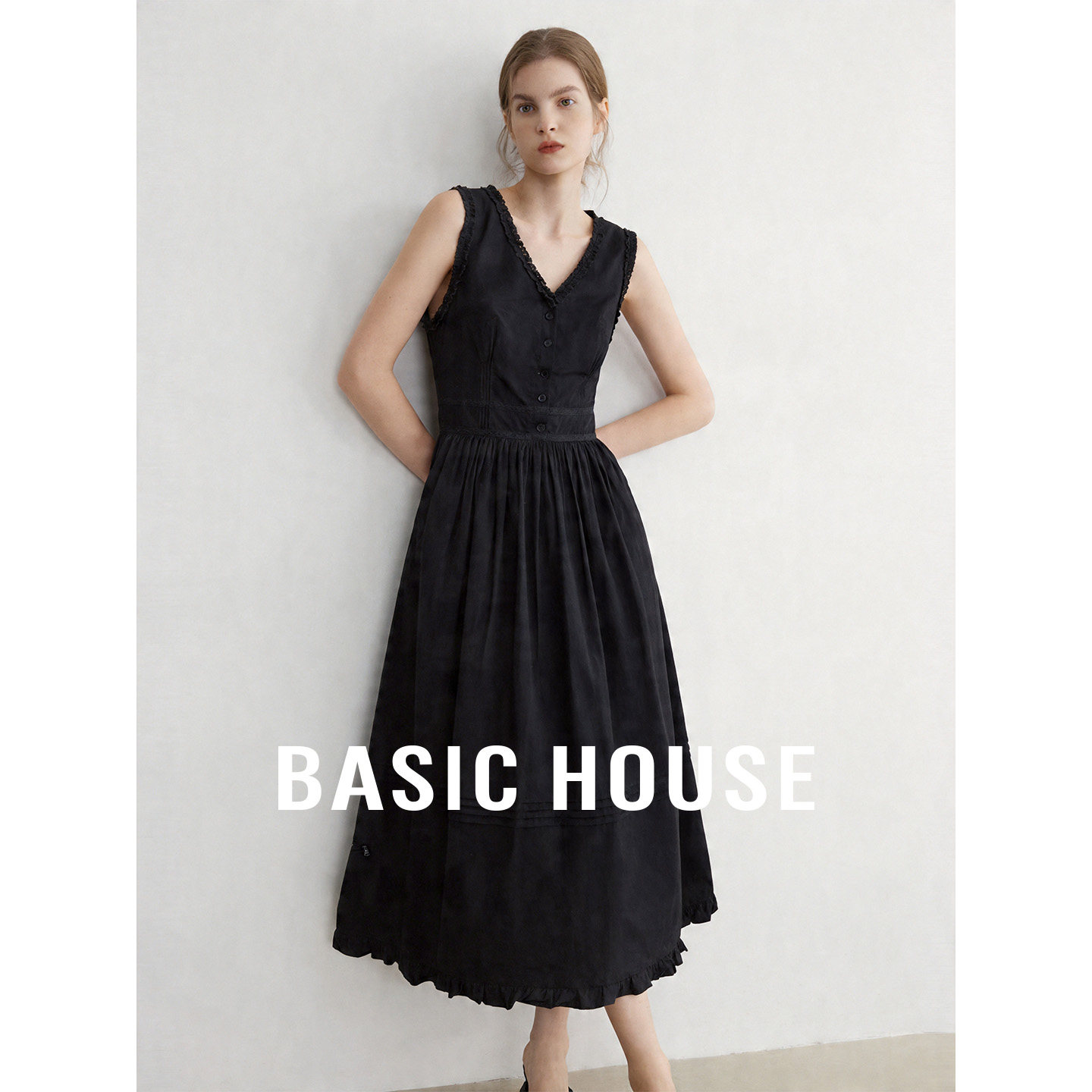 Basic House/百家好V领气质优雅黑色连衣裙女夏侧拉链收腰中长裙