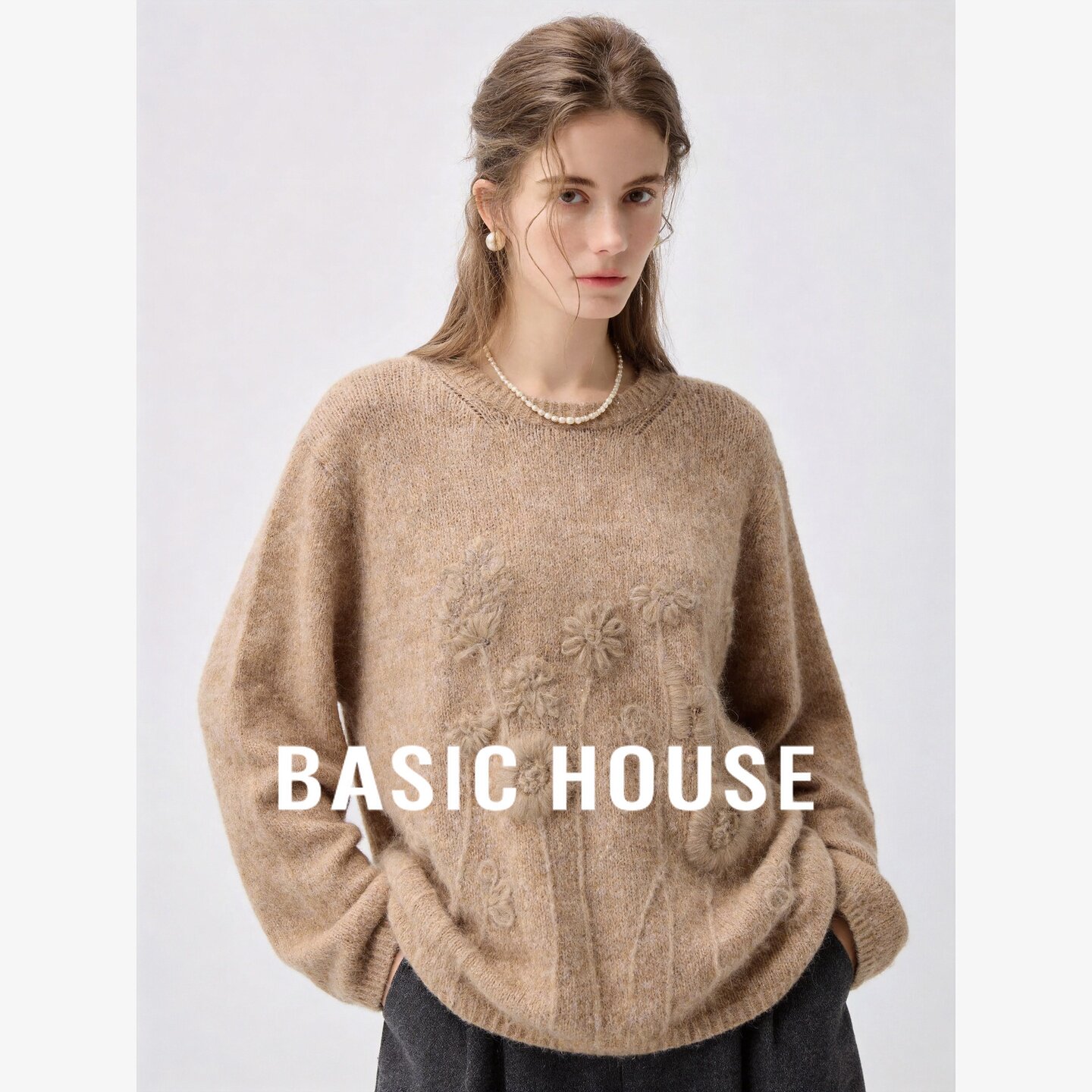 Basic House/百家好慵懒圆领针织毛衣女宽松立体花朵装饰百搭上衣