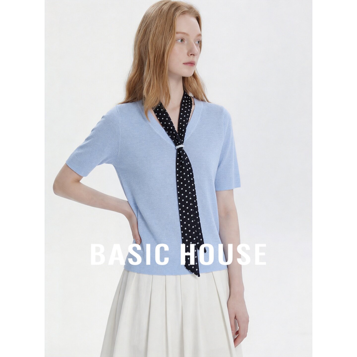 Basic House/百家好V领波点丝巾针织衫女夏短袖宽松气质通勤上衣