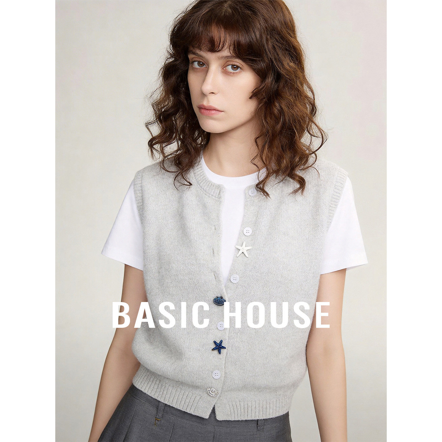 Basic House/百家好韩系圆领针织马甲女春季趣味刺绣纽扣叠穿背心
