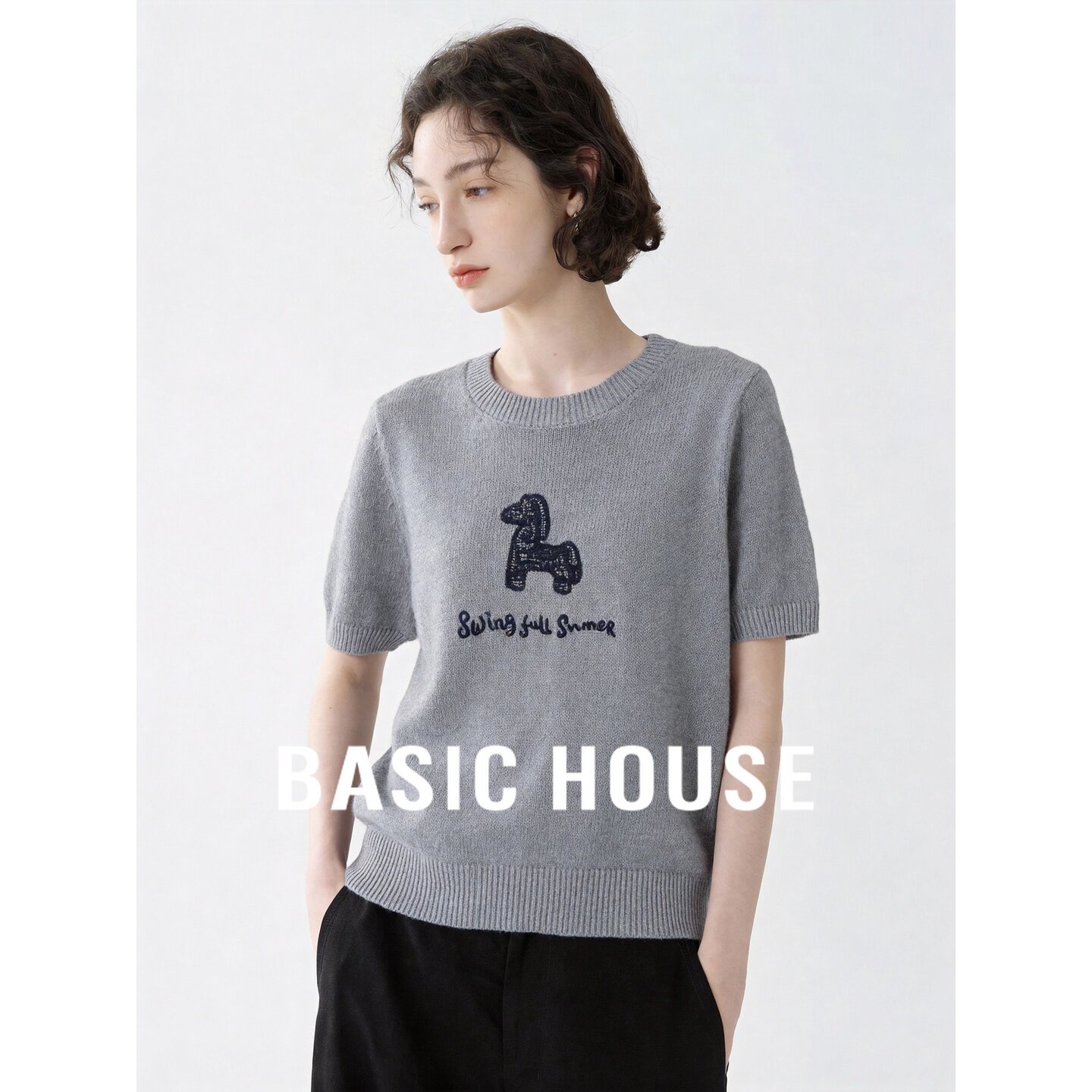 Basic House/百家好莱赛尔亚麻灰短袖针织衫圆领小马绣花百搭女秋