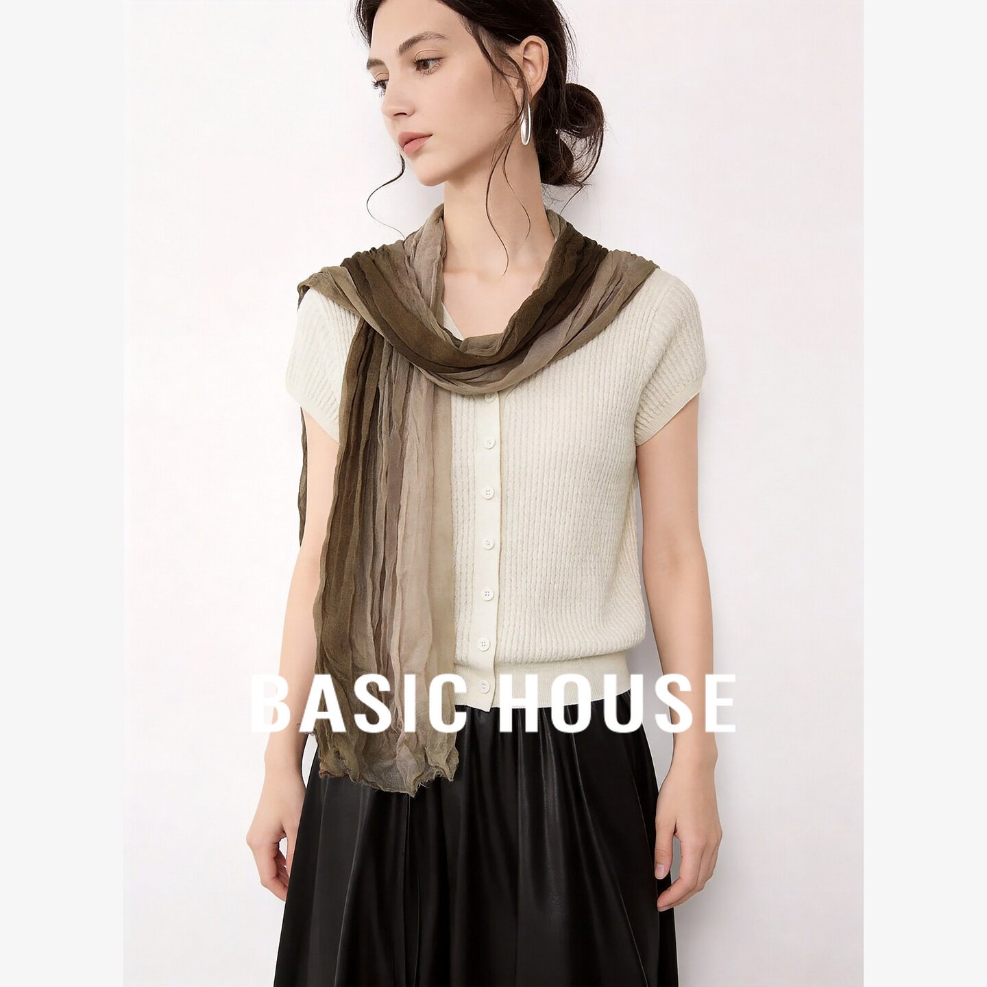 Basic House/百家好V领带拼色围巾针织开衫宽松短袖毛衣纽扣上衣