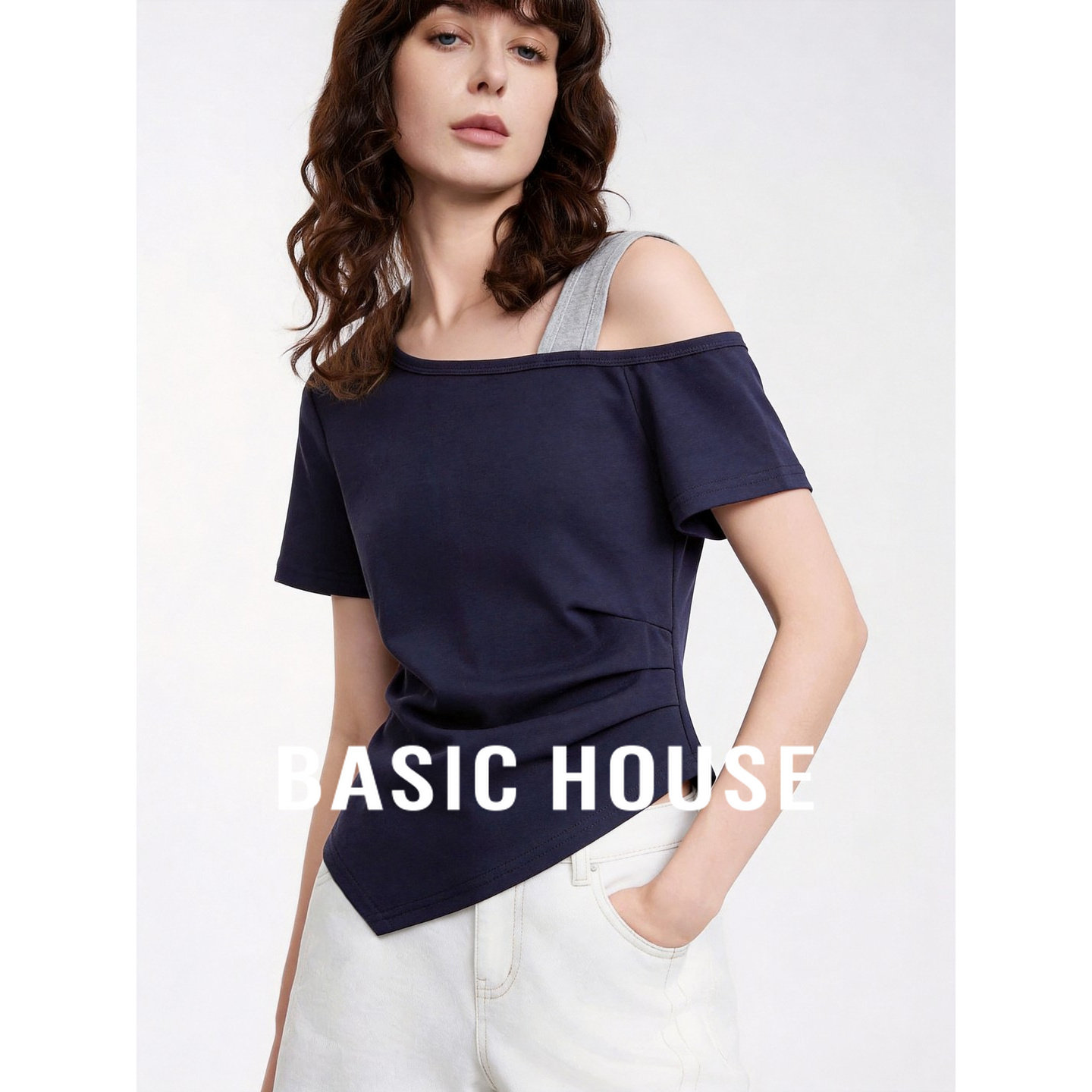 Basic House/百家好露肩收腰短袖时尚设计感显瘦不规则下摆T恤女