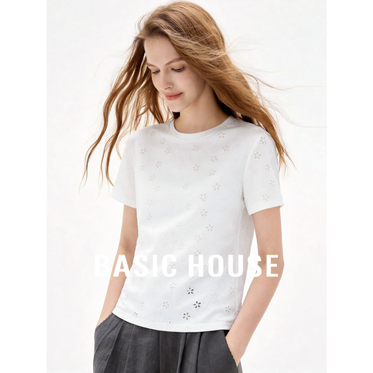Basic House/百家好白色镂空小花刺绣短袖T恤女夏季休闲舒适上衣