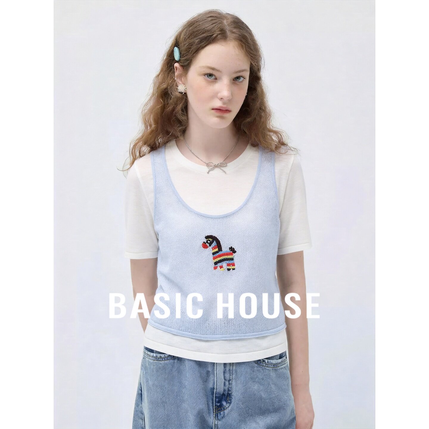 Basic House/百家好减龄假两件小马刺绣针织背心女浅蓝色圆领上衣