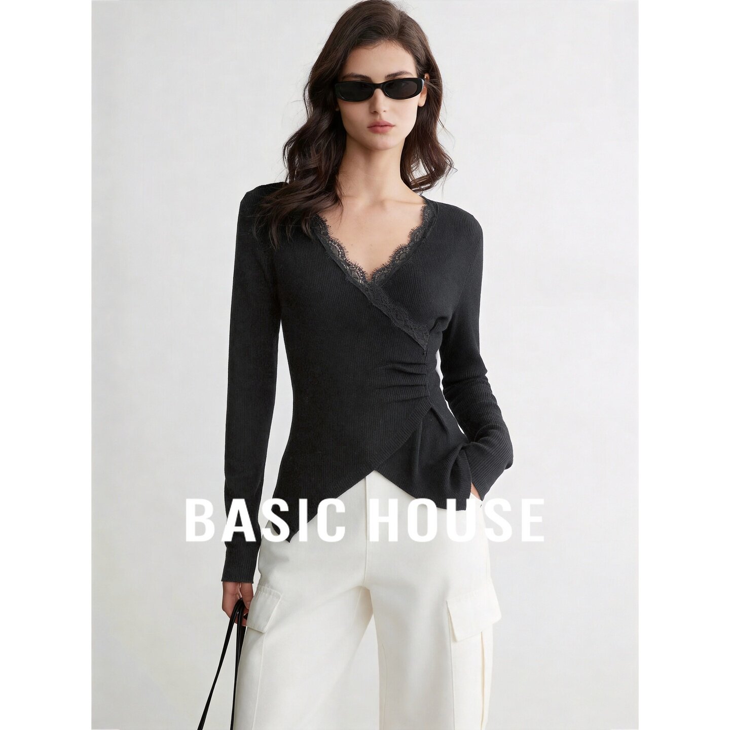Basic House/百家好V领蕾丝拼接针织衫女交叉修身显瘦高智感上衣