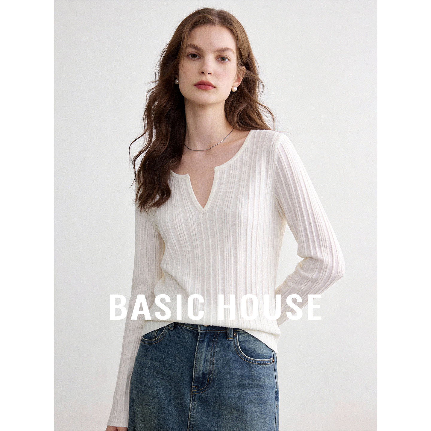 Basic House/百家好白色V领简约长袖羊毛针织衫女秋宽松百搭上衣