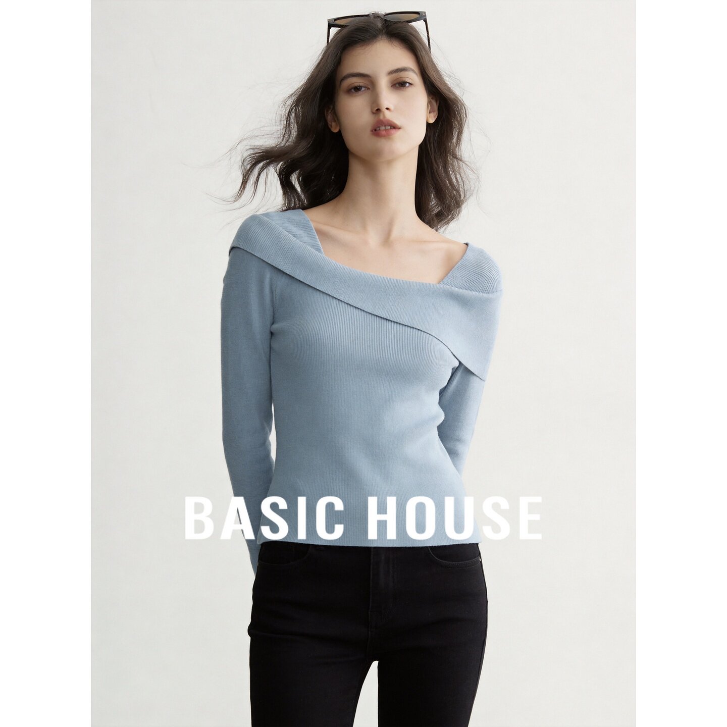 Basic House/百家好2026秋季蓝色斜领不对称修身露肩长袖针织衫