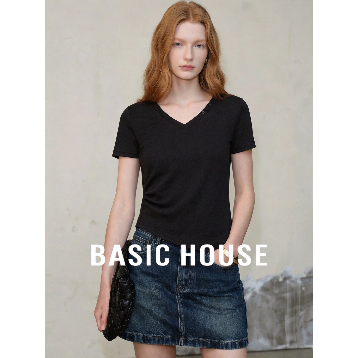 Basic House/百家好极简风黑色V领短袖T恤女夏季显瘦正肩短款上衣
