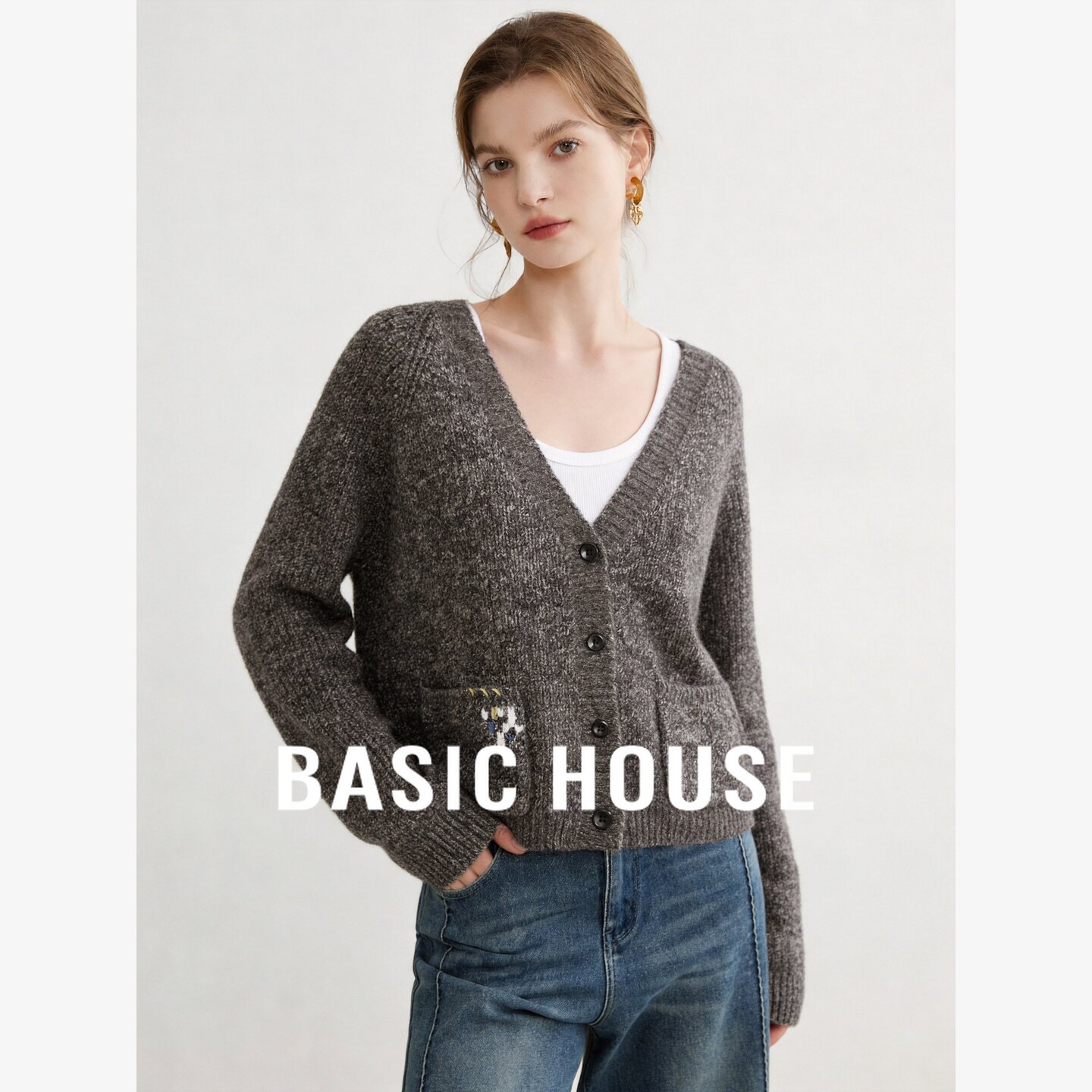 Basic House/百家好简约大V领多纽扣针织开衫女宽松百搭休闲毛衣