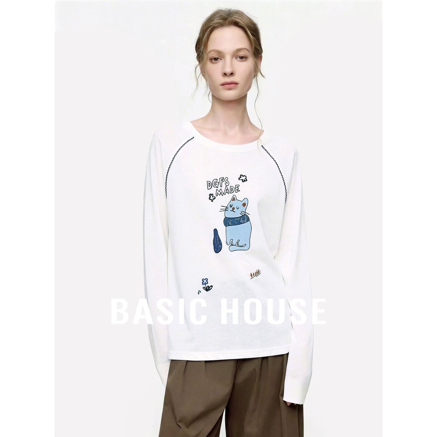 Basic House/百家好休闲小猫印花长袖T恤女秋宽松插肩袖棉质上衣