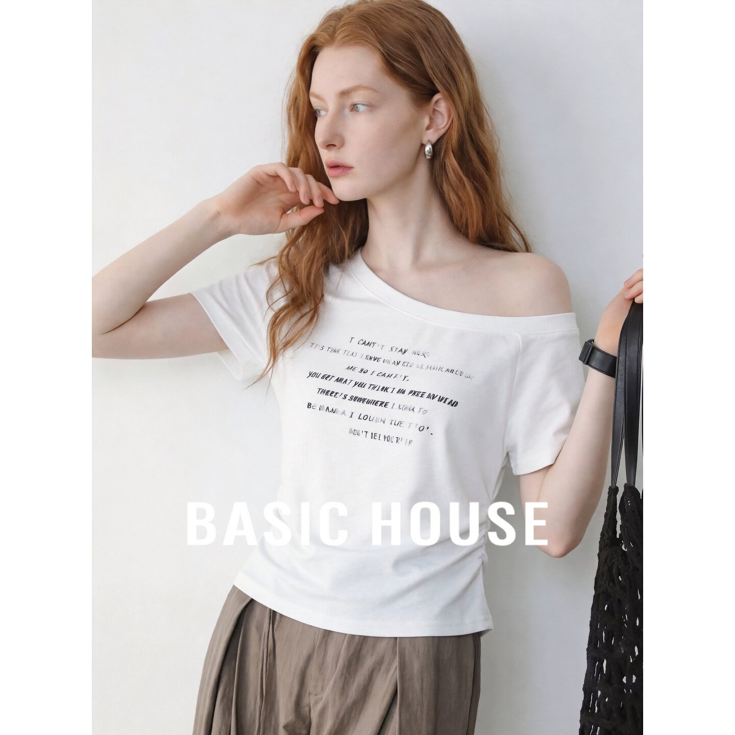 Basic House/百家好韩系斜肩字母印花T恤女白色显瘦短袖宽松上衣