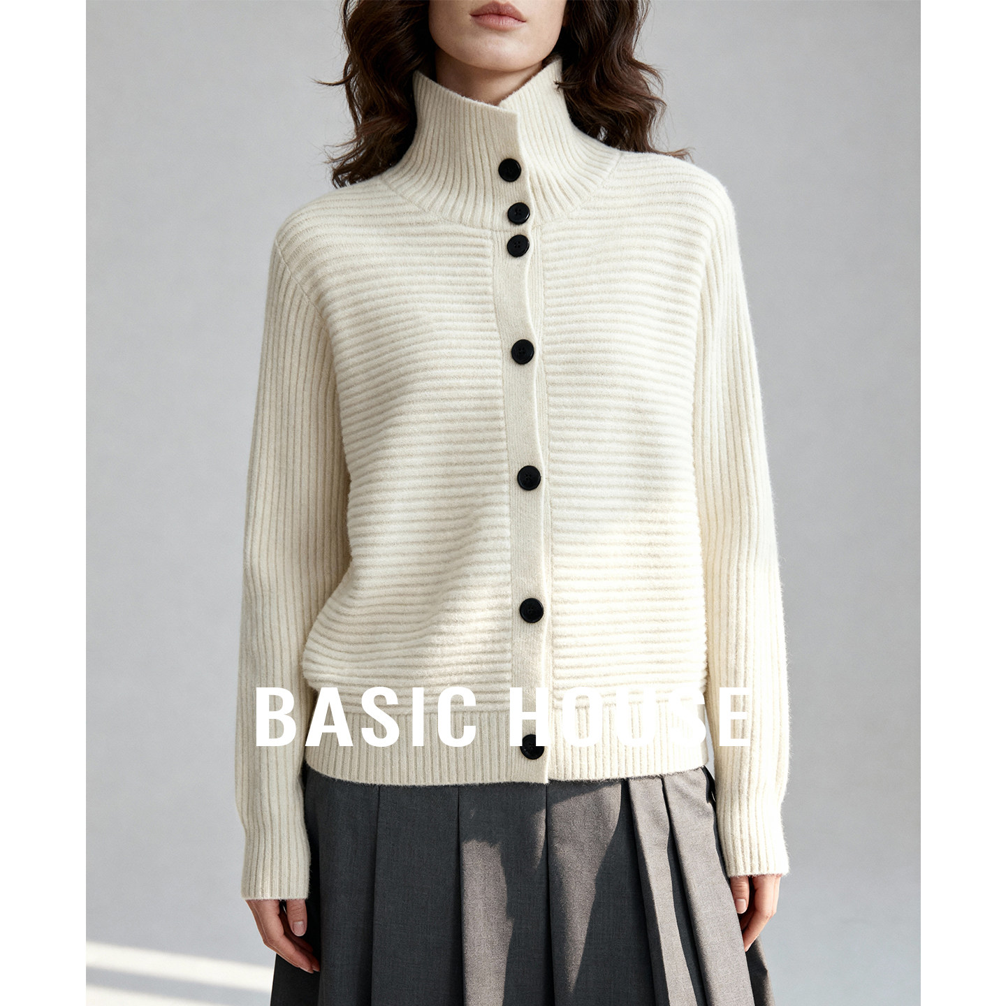 Basic House/百家好秋冬高领单排扣针织衫女纯色显瘦通勤百搭毛衣