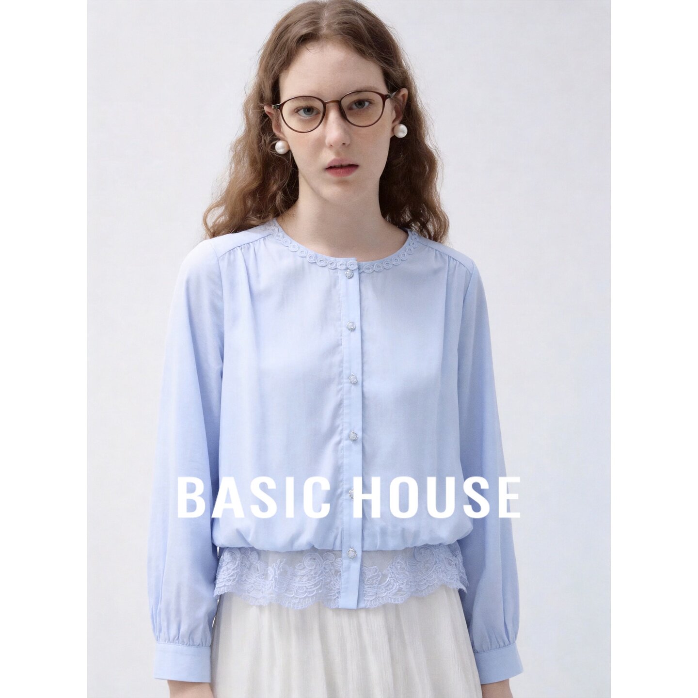Basic House/百家好法式蓝色蕾丝拼接衬衫女长袖圆领纽扣设计上衣