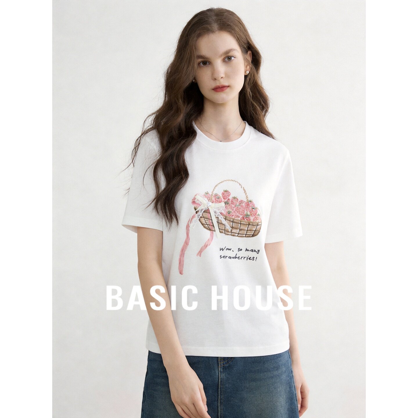 Basic House/百家好温柔清爽白色草莓印花短袖T恤女夏显瘦上衣