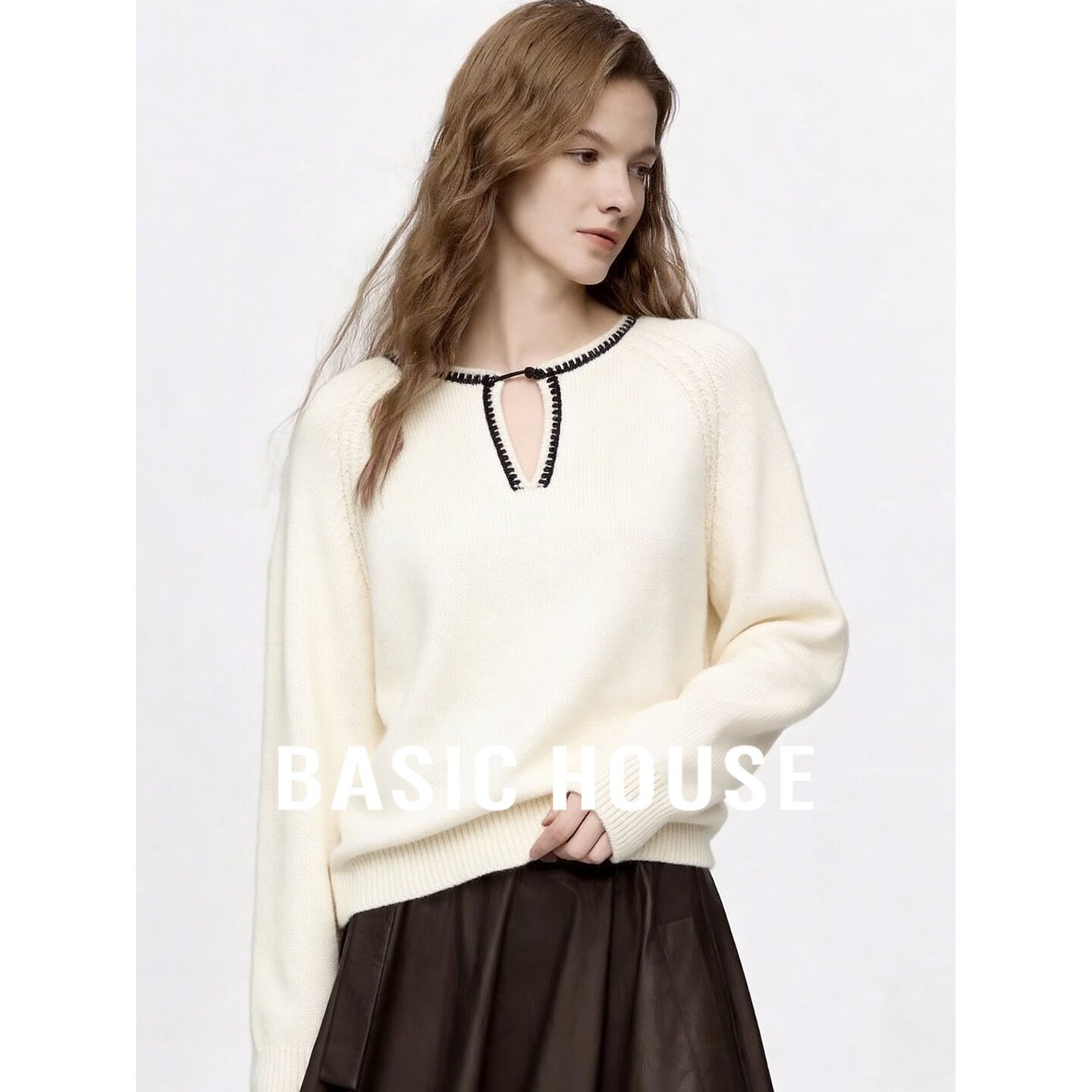 Basic House/百家好简约镂空撞色边圆领针织衫女白色百搭套头毛衣