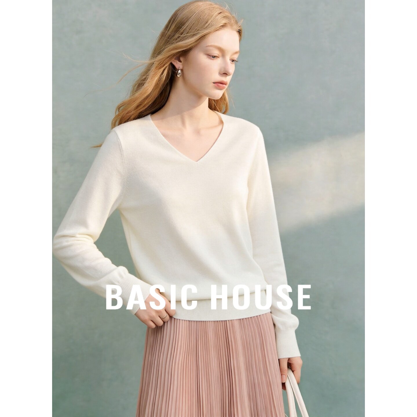 Basic House/百家好极简风V领全羊毛针织衫女秋白色长袖宽松上衣