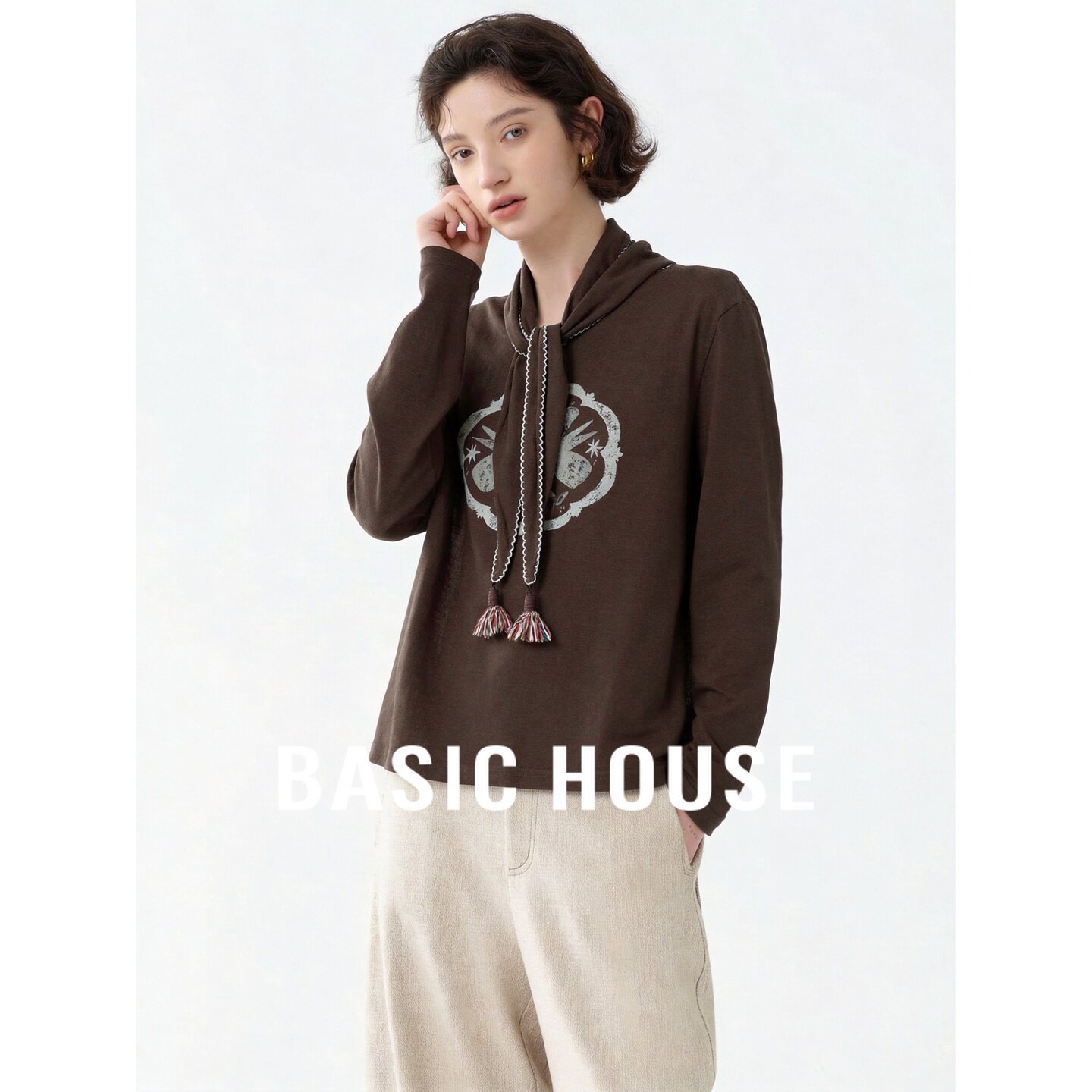 Basic House/百家好复古蝴蝶印花棕色飘带流苏领设计感长袖T恤女