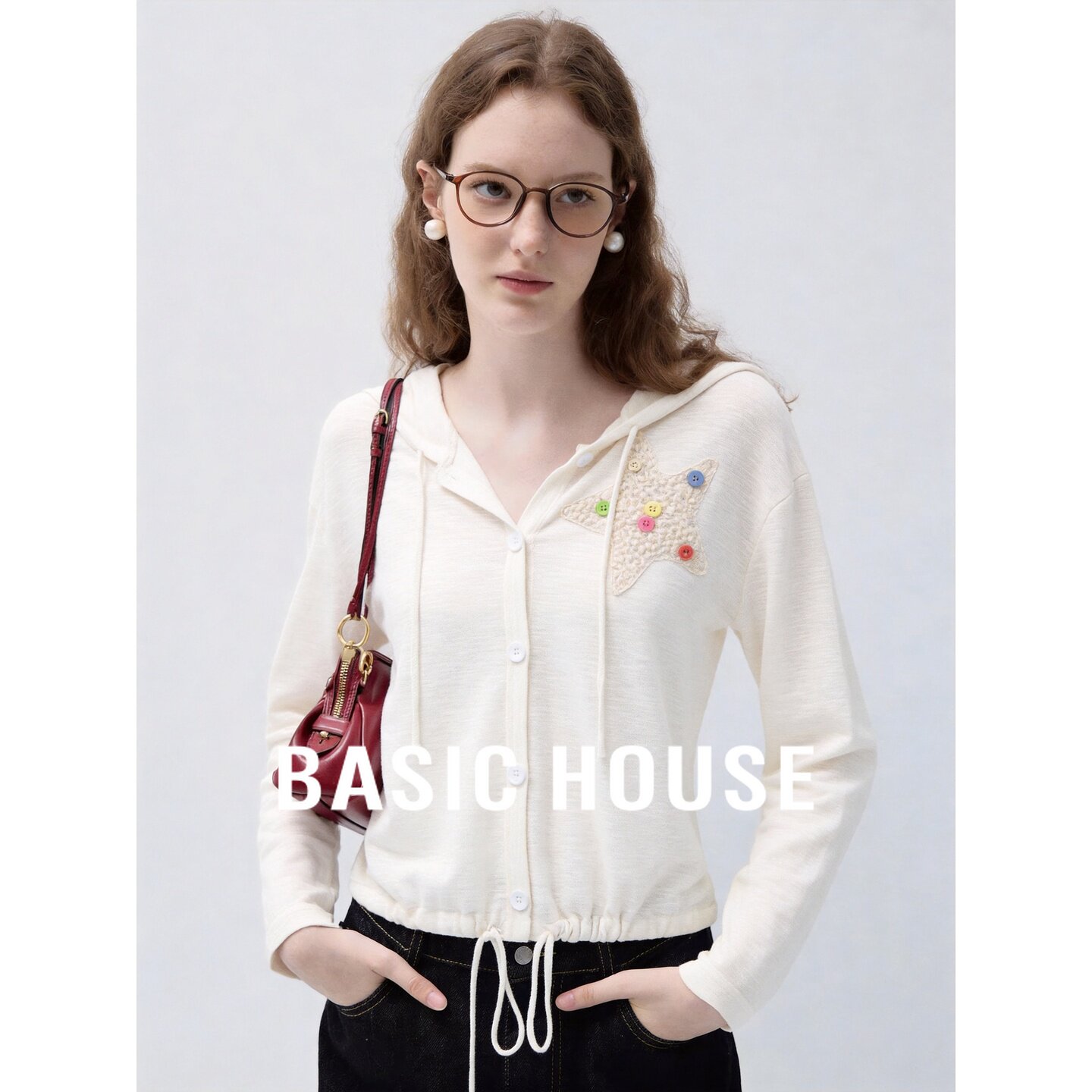 Basic House/百家好白色连帽针织开衫女秋刺绣彩扣抽绳收腰设计感