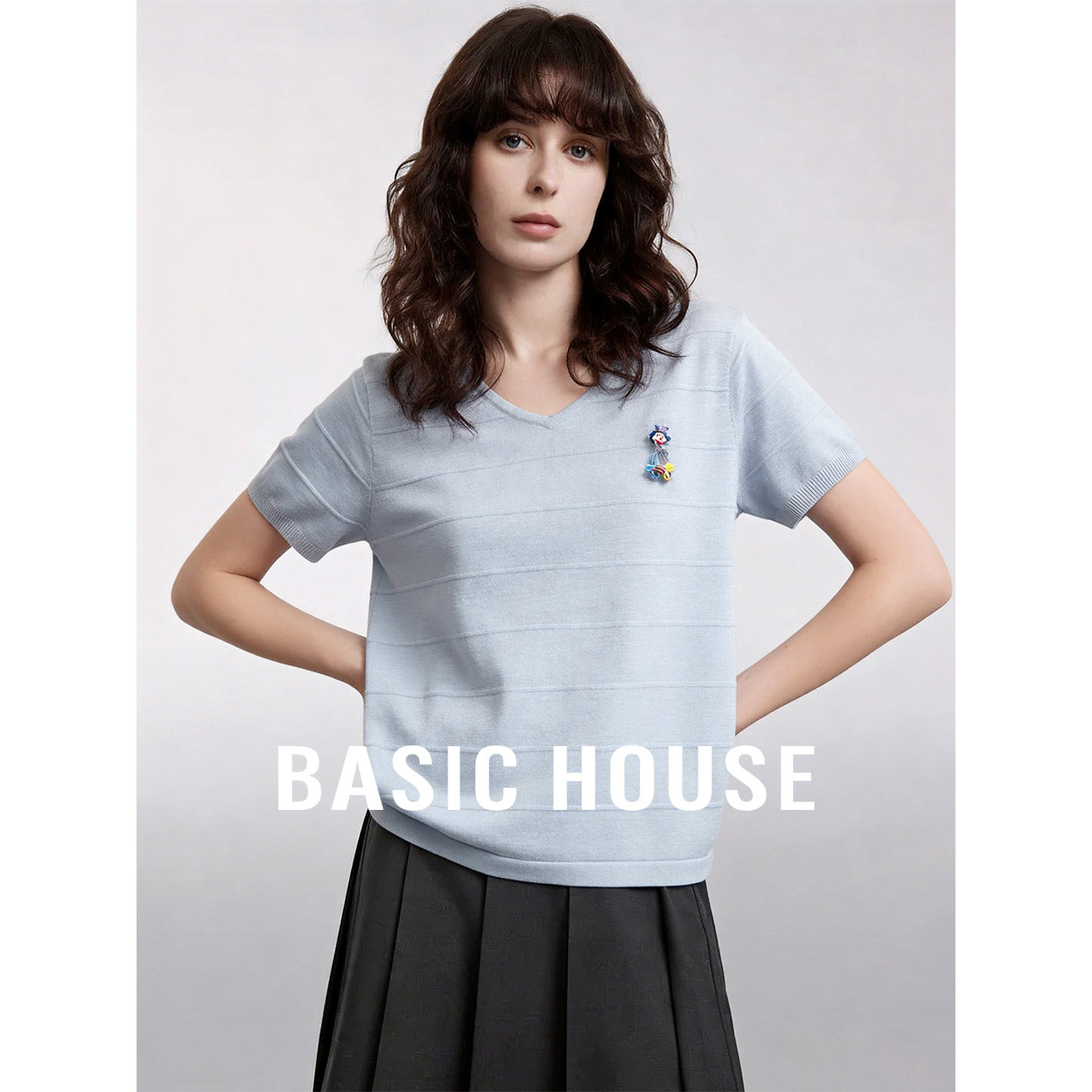 Basic House/百家好复古V领短袖针织衫26春夏新款胸针通勤上衣女