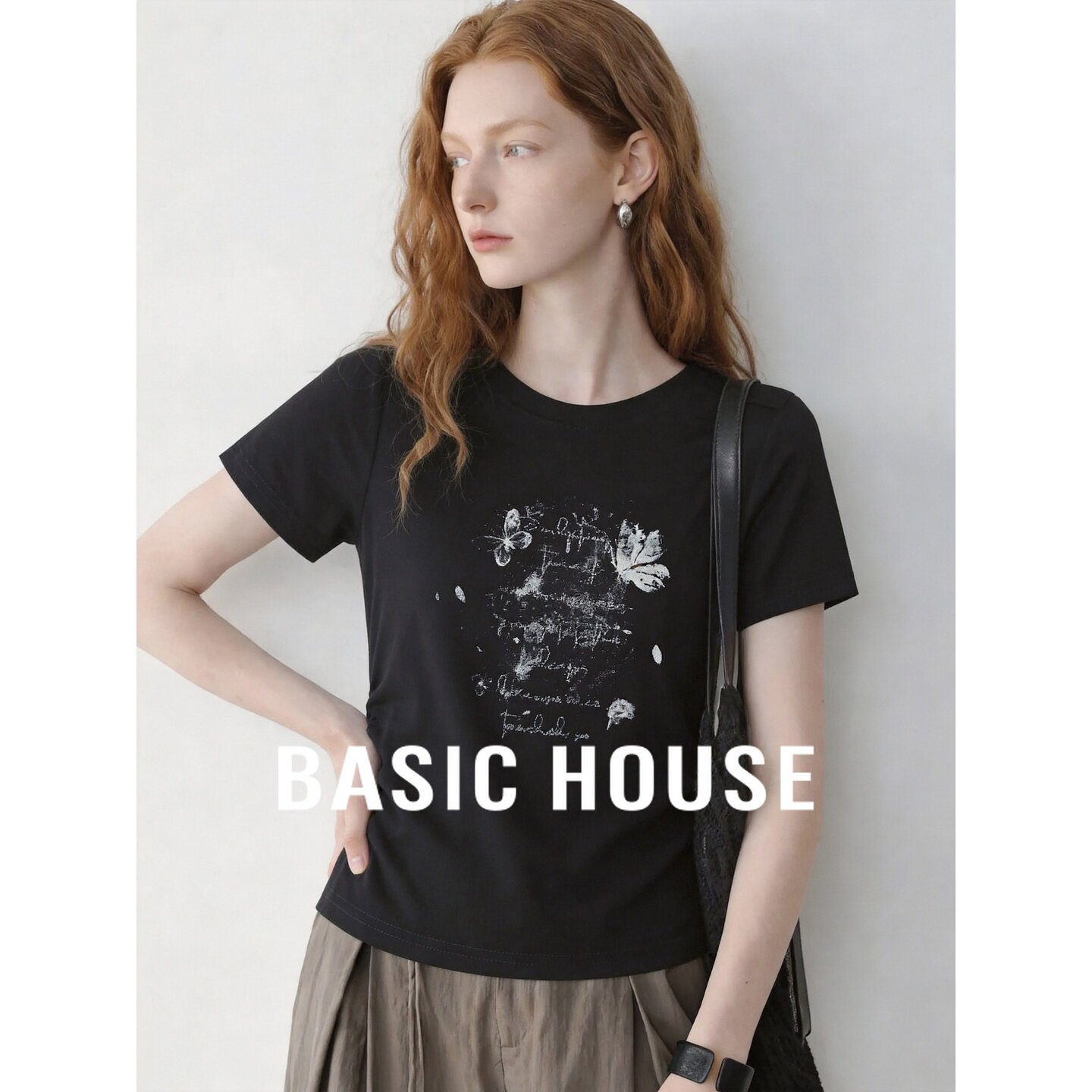 Basic House/百家好黑色蝴蝶字母印花圆领短袖正肩修身时尚T恤女