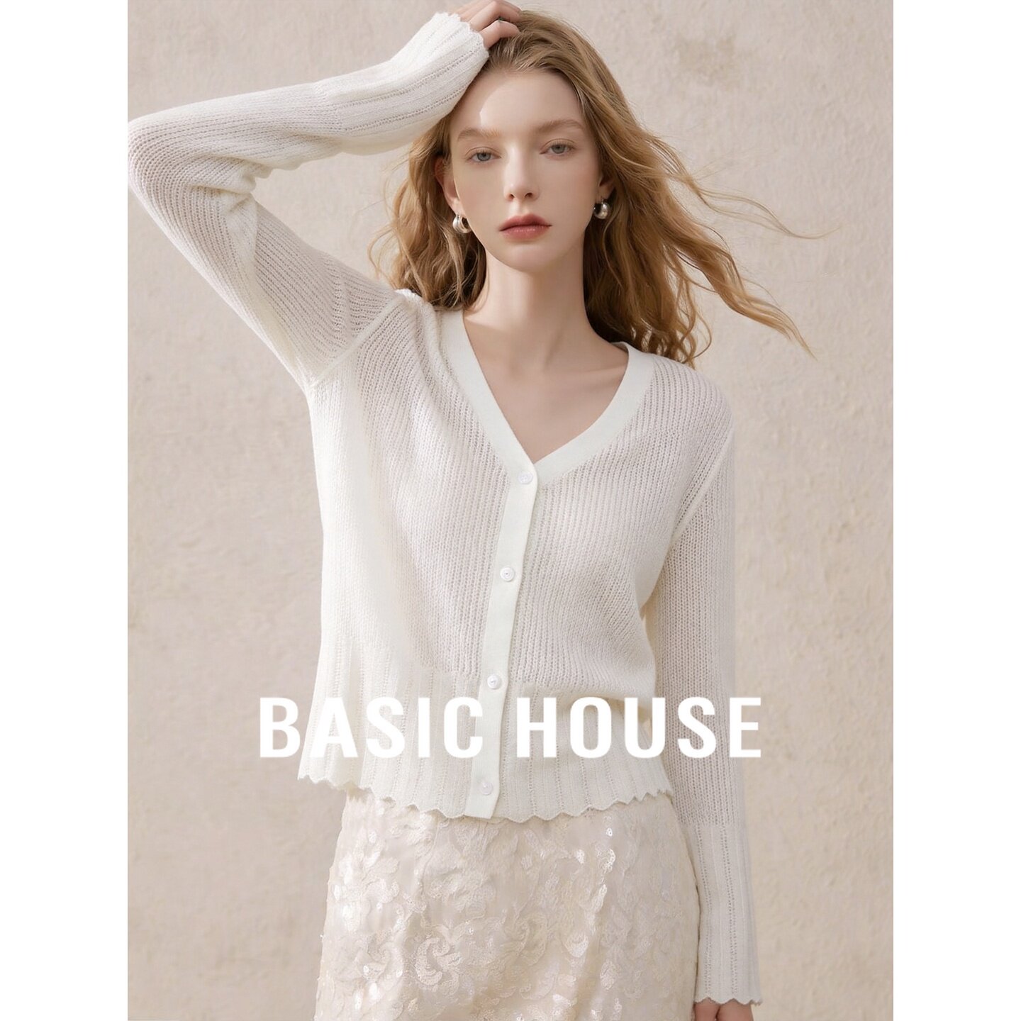 Basic House/百家好莱赛尔桑蚕丝白色V领系扣针织开衫女夏木耳边