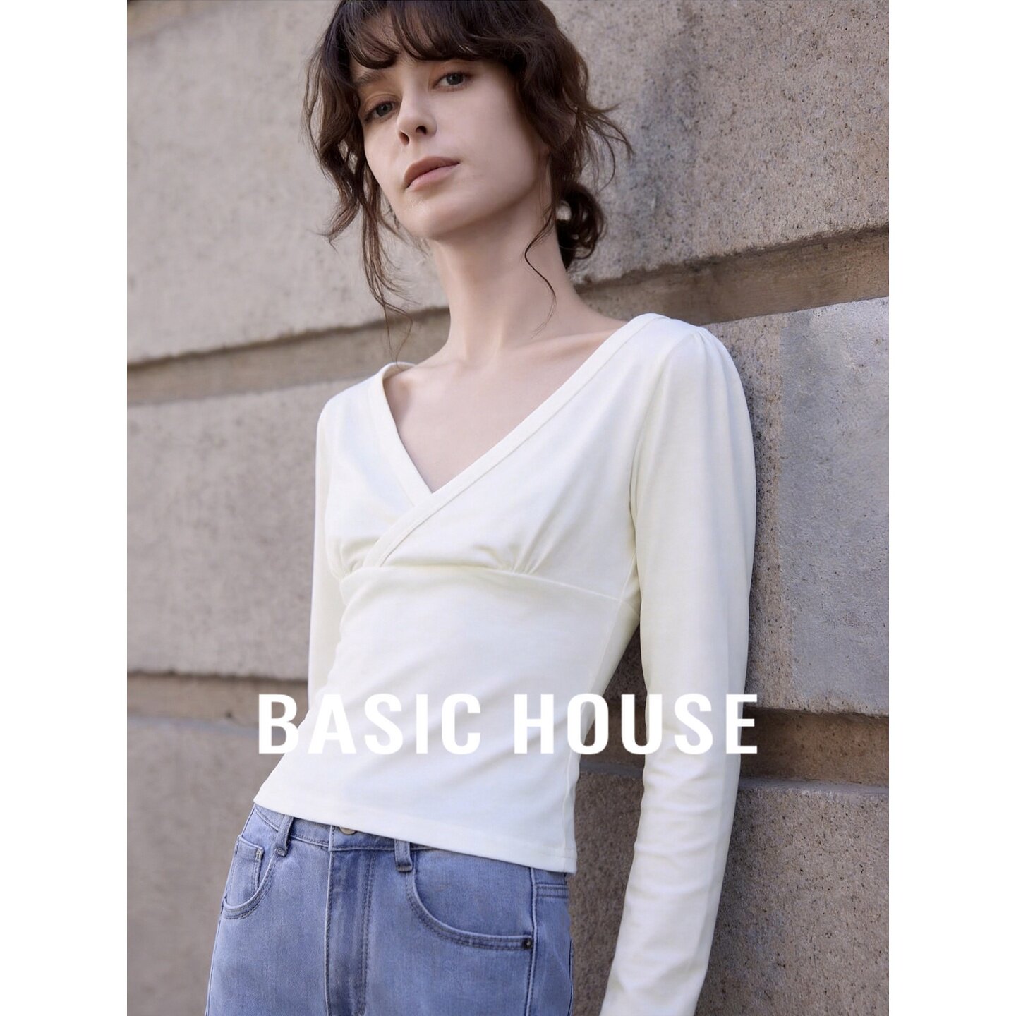 Basic House/百家好白色交叉V领长袖T恤女秋季修身显瘦掐腰上衣