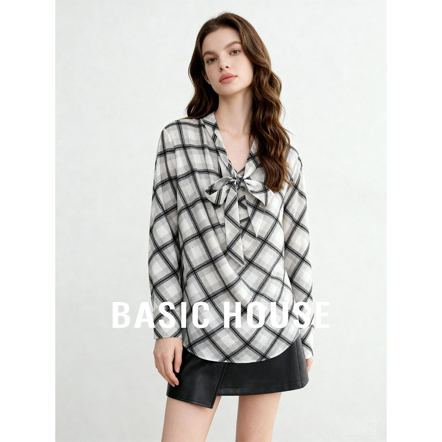 Basic House/百家好格纹飘带领结宽松衬衫女春季温柔减龄通勤上衣