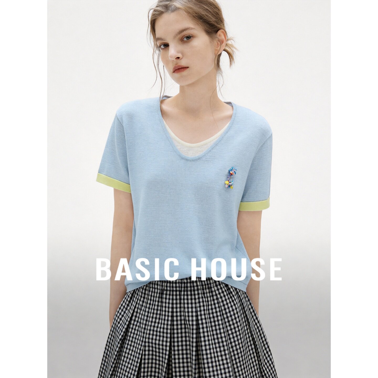 Basic House/百家好V领短袖T恤宽松韩版刺绣拼接浅蓝色百搭女夏季