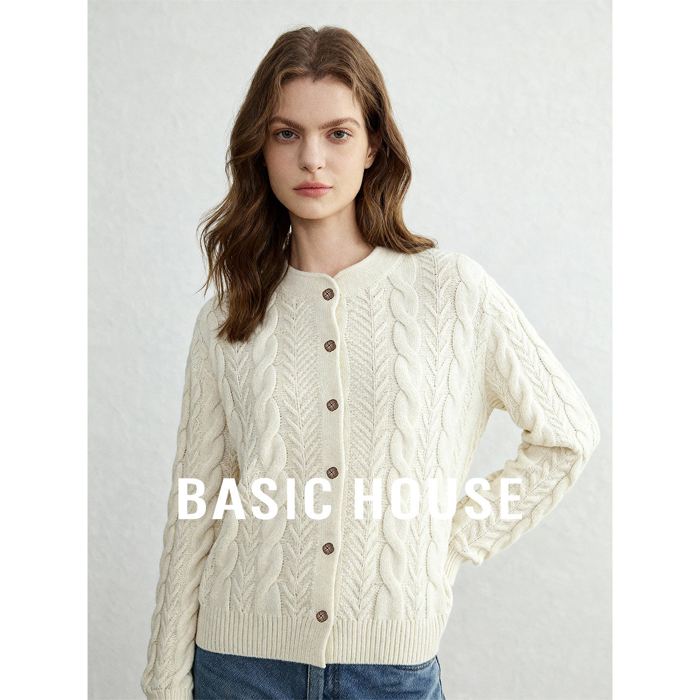 Basic House/百家好白色圆领绞花毛衣开衫女秋季新款简约百搭上衣