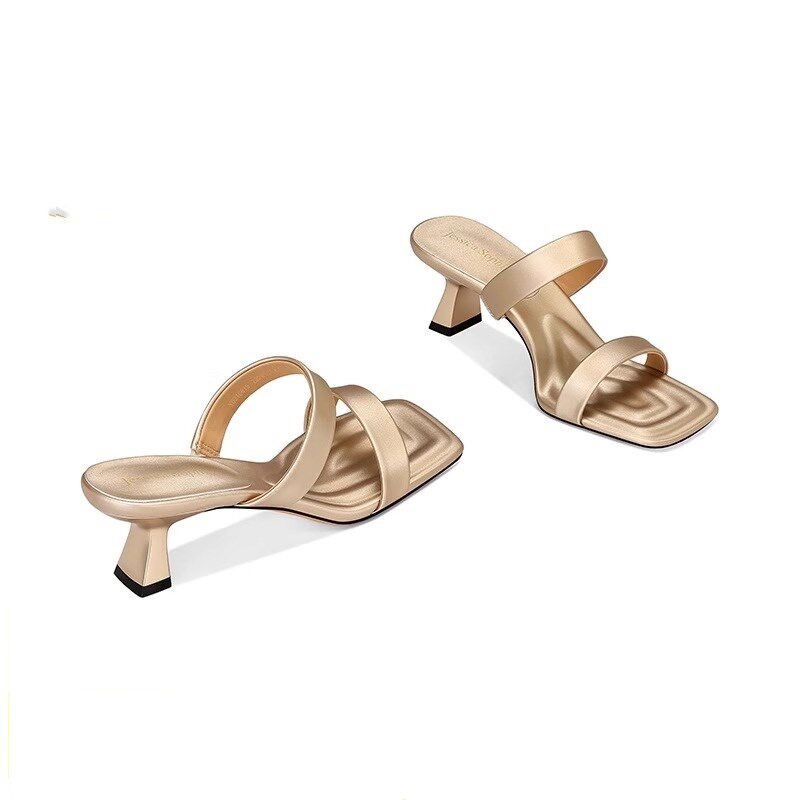 今年流行的爆款凉鞋女2025年夏季新款简约气质鞋子方头配裙子凉拖