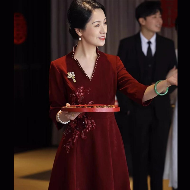 妈妈婚宴礼服女2023秋冬新款年轻款气质喜婆婆婚礼显瘦长袖连衣裙