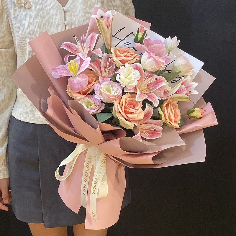 玫瑰结婚手捧假花开工演讲舞台会议毕业年会百合交车仿真花束颁奖