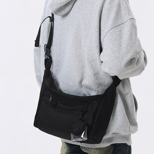 日系轻便休闲包运动风斜挎包女大容量机能工装包上课通勤单肩挎包