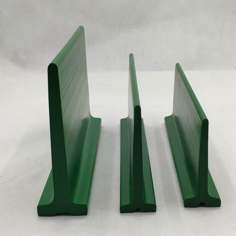 pvc绿色输送带T型挡板挡块防滑条隔板导条白色传送带爬坡输送专用