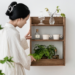 润家家居日式 隔层收纳架 实木上墙壁柜客厅绿植装 饰置物柜复古挂式