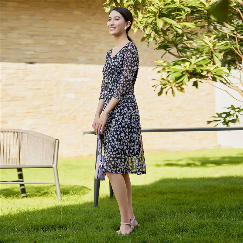 歌蒂诗春新款气质休闲简约收弹力网纱碎花连衣裙女1D12L1061