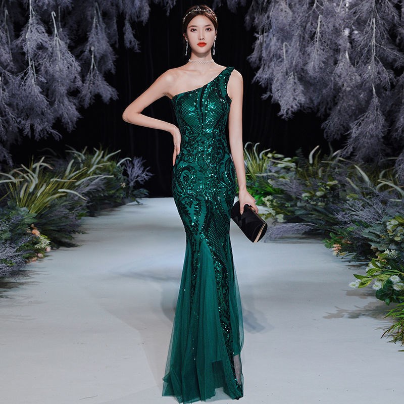 一半盛装单肩法式轻奢晚礼服女2024新款高级感仙女连衣裙宴会长款